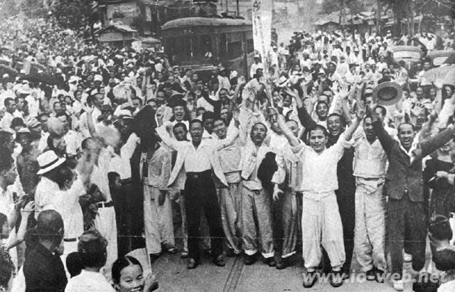 1945年8月15日、祖国が解放され万歳を叫ぶソウルの人たち