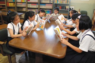 図書室で読書を楽しむ生徒たち 図書室で読書を楽しむ生徒たち